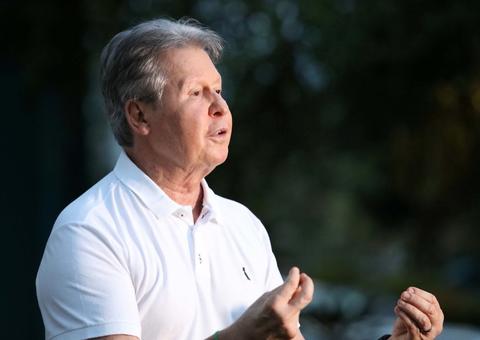 Prefeito de Manaus recebe alta após enfrentar Covid-19