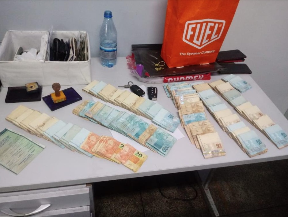 Homem é preso com quase R$ 70 mil do tráfico em carro   em Manaus