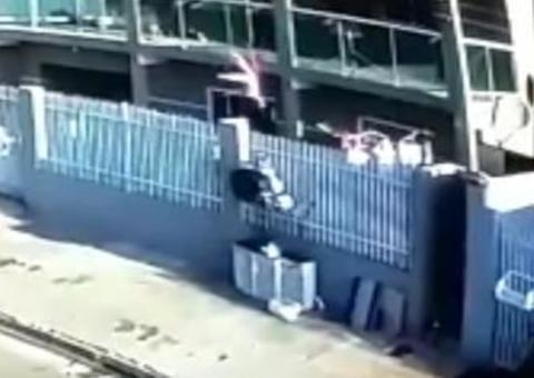 Vídeo impressionante mostra criança de 2 anos caindo de prédio 