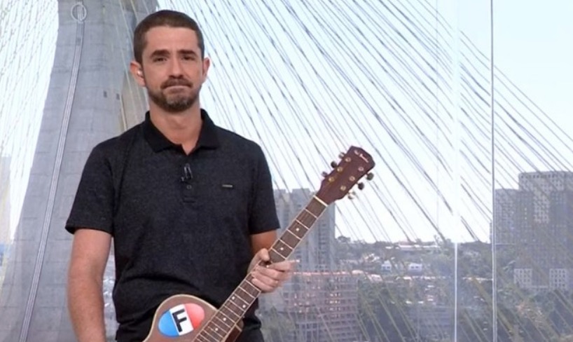 Felipe Andreoli cai no choro em homenagem a Rodrigo Rodrigues na Globo