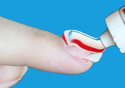 Saiba como tirar esmalte sem usar acetona 