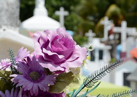 Familiares se revoltam após funerária abrir caixão de vítima da Covid-19 