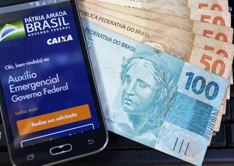 Bolsonaro veta projeto que dava preferência à mãe solteira para receber auxílio de R$ 1.200