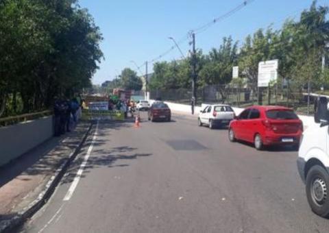 Concursados protestam na sede do governo do Amazonas e bloqueiam avenida 
