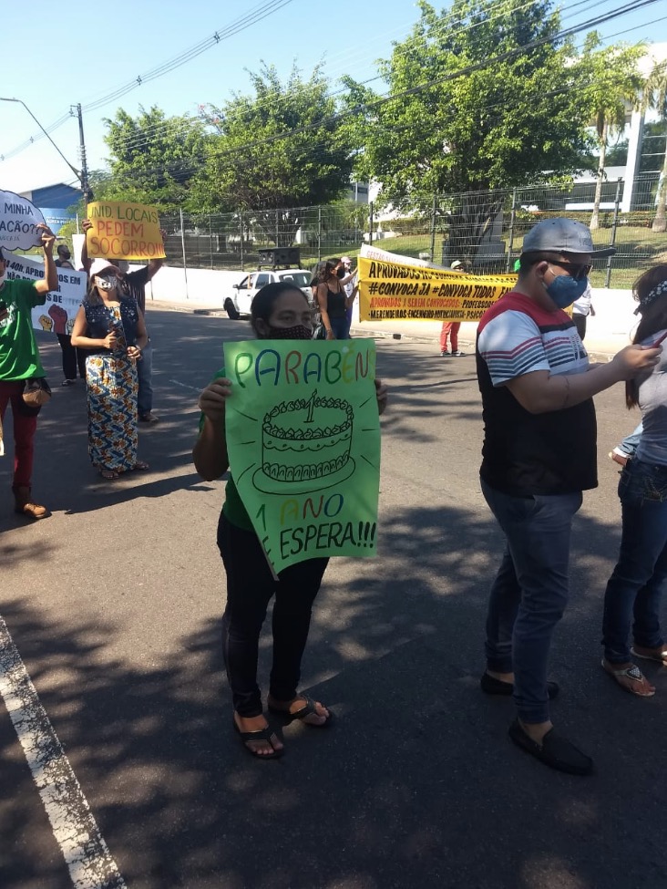 Concursados protestam na sede do governo do Amazonas e bloqueiam avenida 
