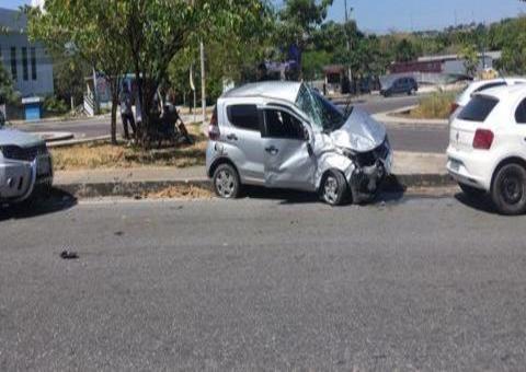 Carros ficam destruídos em acidente na avenida das Torres, em Manaus