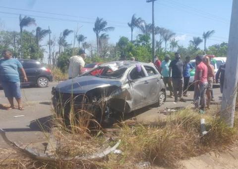 Crianças são arremessadas de carro em grave acidente na AM-070