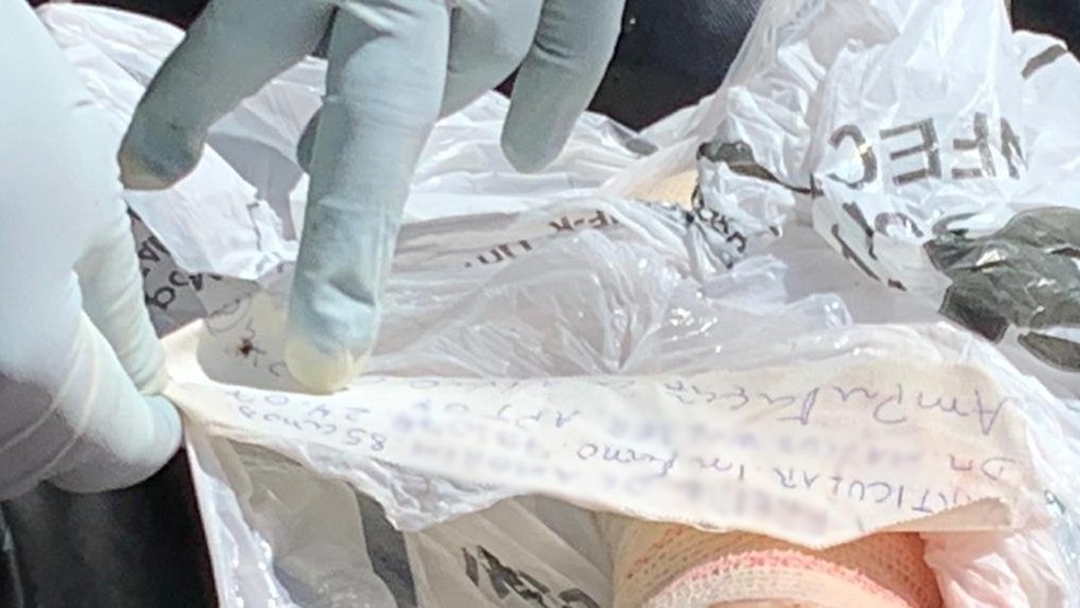 Cinco pernas humanas são encontradas em rio