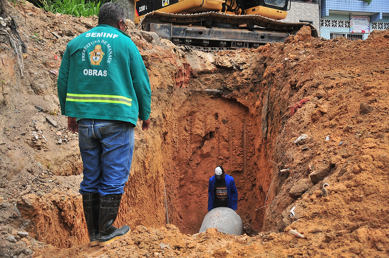 Igarapés de Manaus continuam a ter serviço de dragagem