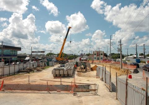 Trânsito sofre alterações com interdição de trecho da avenida Max Teixeira 