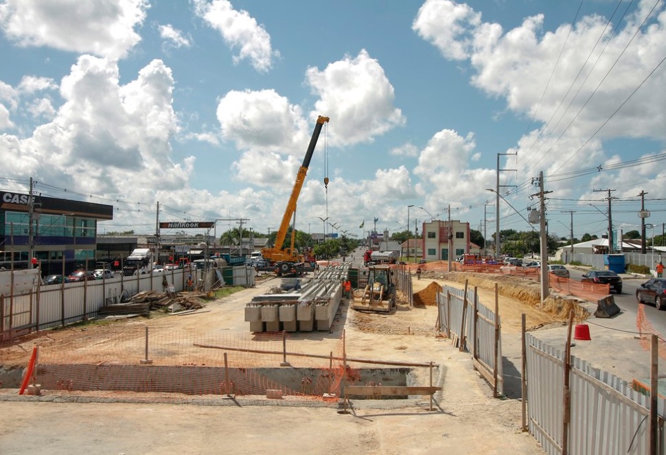Trânsito sofre alterações com interdição de trecho da avenida Max Teixeira 