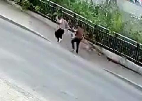 Vídeo: calçada desaba e engole pedestres para cratera na China 