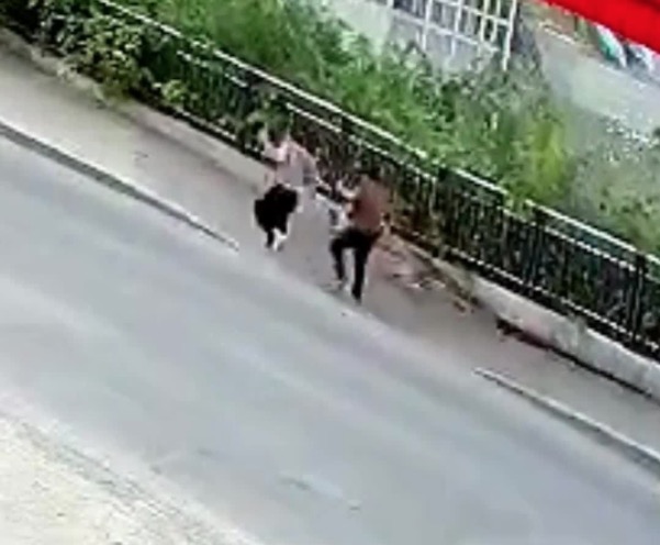 Vídeo: calçada desaba e engole pedestres para cratera na China 