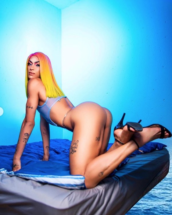 Pabllo Vittar posa de quatro usando fio-dental minúsculo