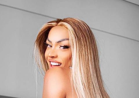 Pabllo Vittar posa de quatro usando fio-dental minúsculo