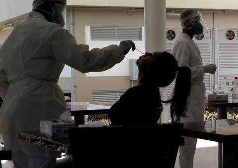 Curva de casos confirmados de covid-19 volta a subir no Brasil