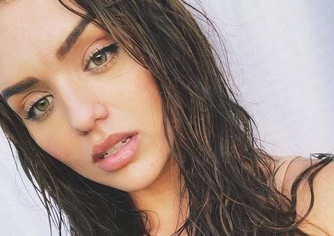 Rafa Kalimann dá empinada em foto só de calcinha 