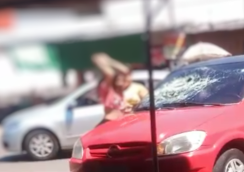 Mulher surta ao descobrir traição e arrebenta carro a pauladas em Manaus