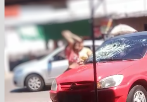 Mulher surta ao descobrir traição e arrebenta carro a pauladas em Manaus