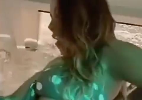 Anitta grava TikTok com mão tocando em sua 'preciosa'