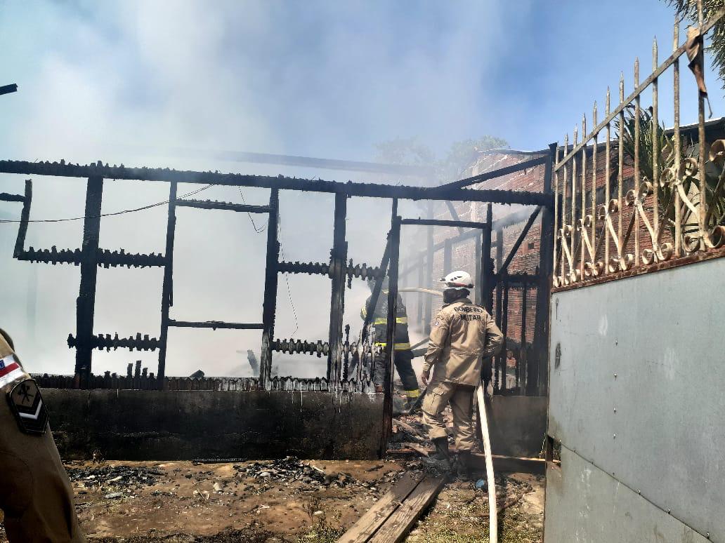 Casa fica em ruínas ao ser engolida por incêndio no Amazonas
