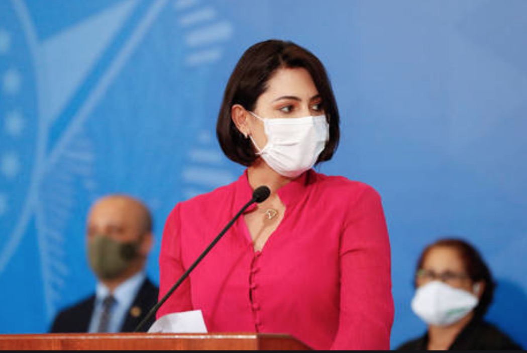 Michelle Bolsonaro testa positivo para Covid-19, diz governo