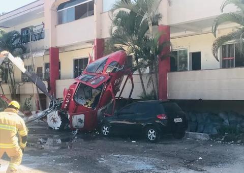 Helicóptero do Corpo de Bombeiros cai com 5 pessoas; veja vídeo