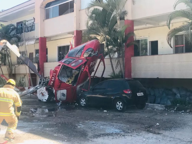 Helicóptero do Corpo de Bombeiros cai com 5 pessoas; veja vídeo