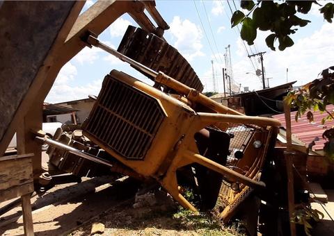 Trator despenca de caminhão e por pouco não atinge casa com crianças no Amazonas 