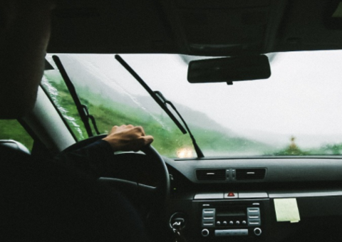 Mãe deixa filha de 5 anos em táxi por minutos e motorista abusa da criança