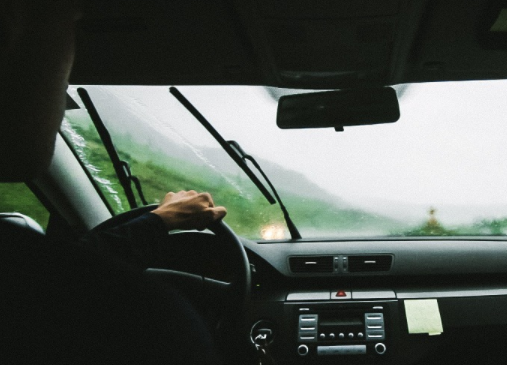 Mãe deixa filha de 5 anos em táxi por minutos e motorista abusa da criança