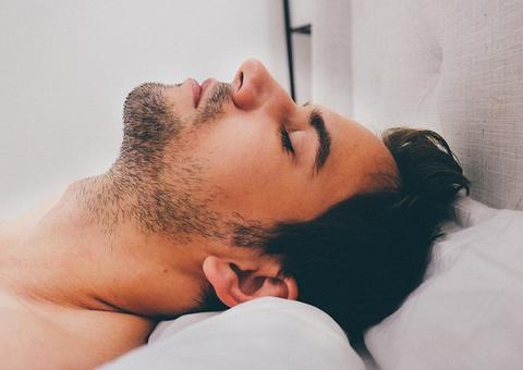 Por que os homens adormecem depois do sexo?