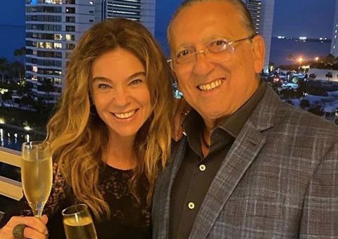 Aos 50, mulher de Galvão Bueno mostra corpaço de biquíni