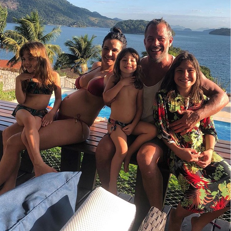 Grávidos, Malvino Salvador e Kyra Gracie posam com família completa