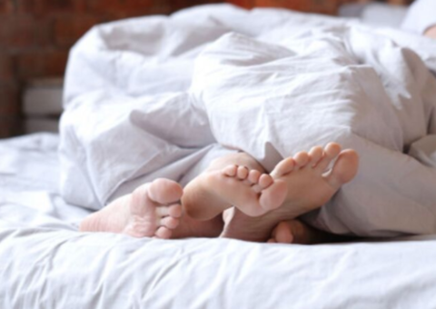 Brasileiros acham que música pode melhorar performance durante o sexo, diz pesquisa