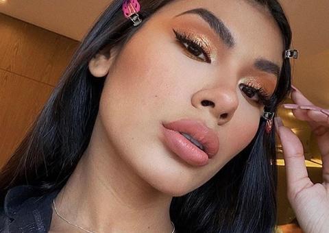 Pocah estica fio-dental em foto com bumbum enorme natural em 1º plano