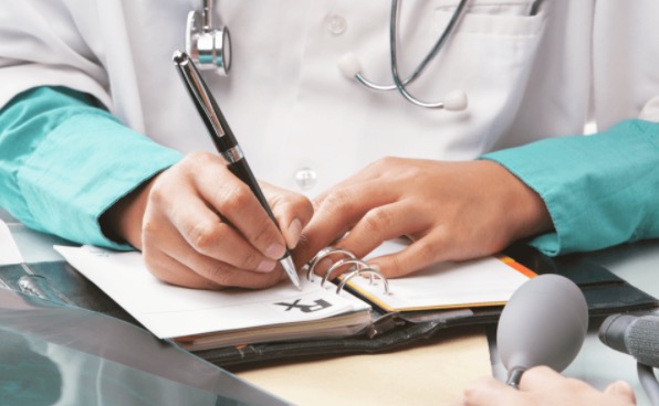 Médico é preso com arsenal após sacar arma para cliente dentro de consultório