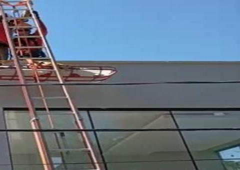 Homem é resgatado após passar mal e receber choque elétrico no telhado de casa em Manaus