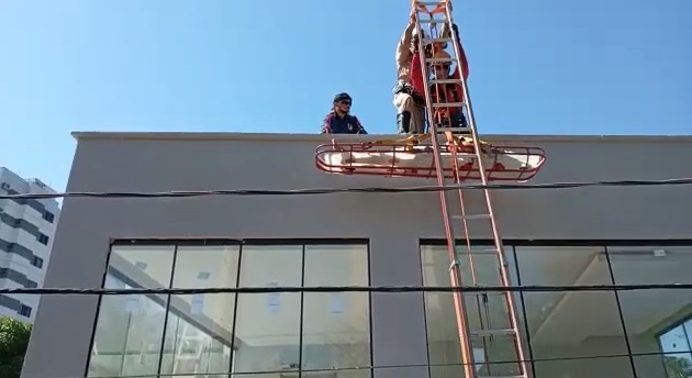 Homem é resgatado após passar mal e receber choque elétrico no telhado de casa em Manaus