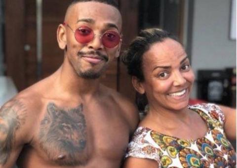 Sem falar com o filho, mãe de Nego do Borel vende quentinhas para sobreviver