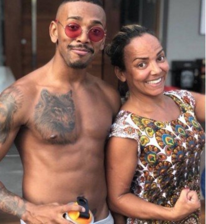 Sem falar com o filho, mãe de Nego do Borel vende quentinhas para sobreviver