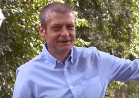 Pênis de homem cai após doença e órgão é reimplantado no braço