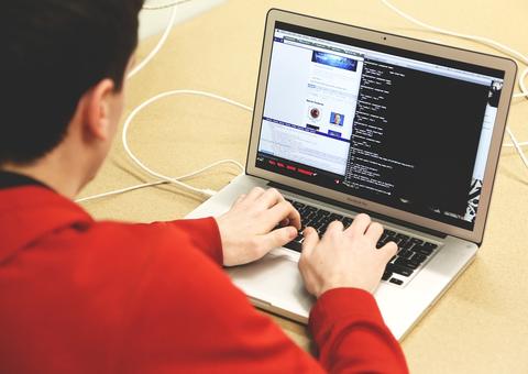 Adolescente é preso acusado de planejar ataque hacker em contas de famosos no Twitter 