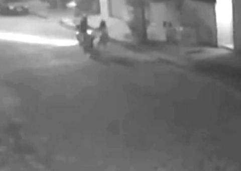 Mulher reage a assalto e briga com suspeito; Veja vídeo