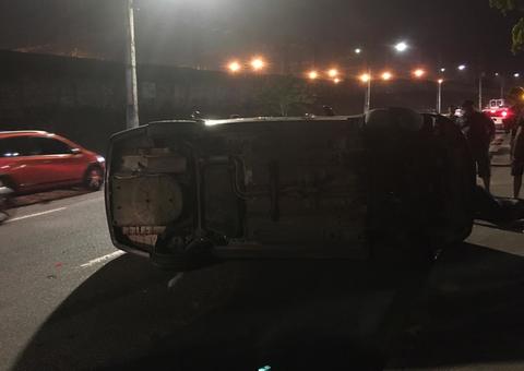 Motorista de aplicativo capota carro após colisão em avenida de Manaus