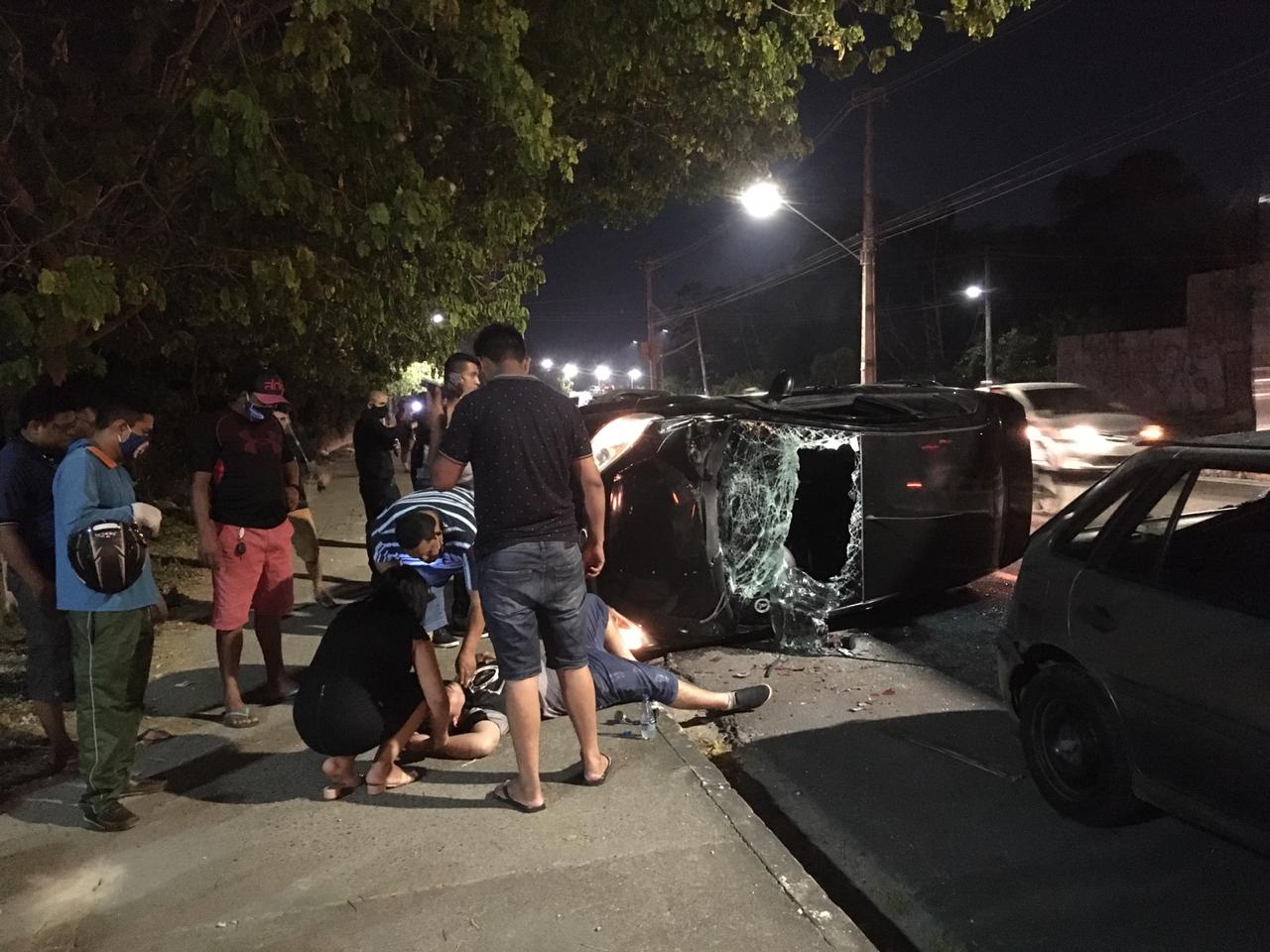 Motorista de aplicativo capota carro após colisão em avenida de Manaus