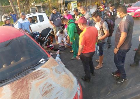 Mulher morre em acidente gravíssimo entre carro e motocicleta em Manaus