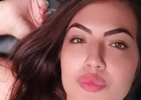 Jovem é assassinada a facadas na porta de casa