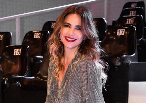 Luciana Gimenez troca chamegos na rua com novo namorado