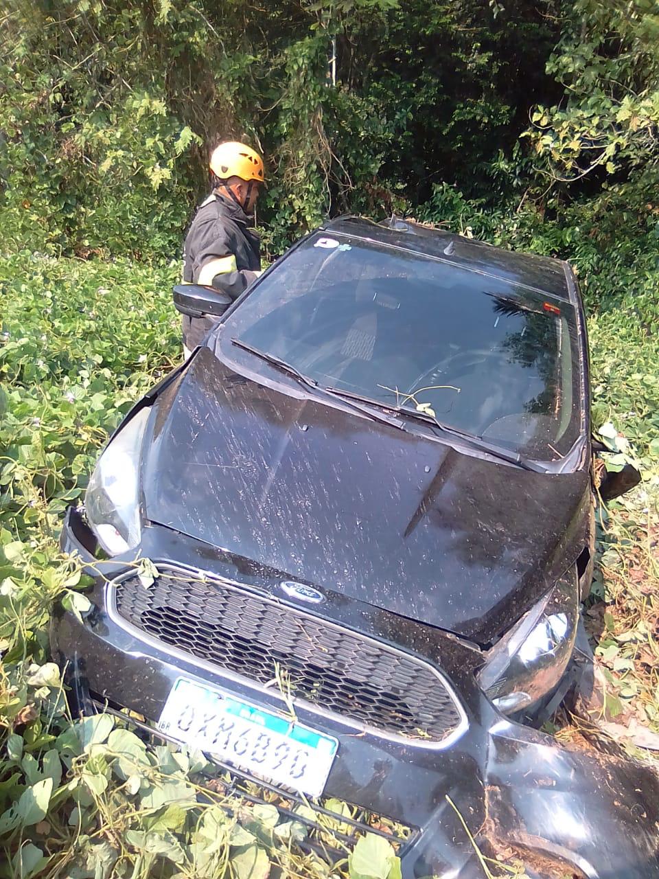 Carro capota, para em matagal no Amazonas e ocupantes tomam atitude inesperada